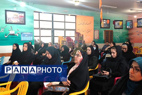 برگزاری جلسه آموزش خانواده در دبیرستان شاهد شهید قاسم سلیمانی