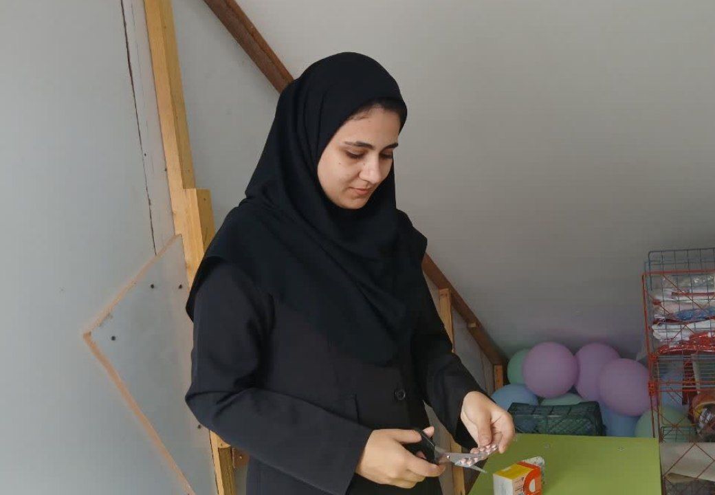 مکمل‌های دی و آهن در دبیرستان اندیشه‌نفیس میان دانش‌آموزان توزیع شد
