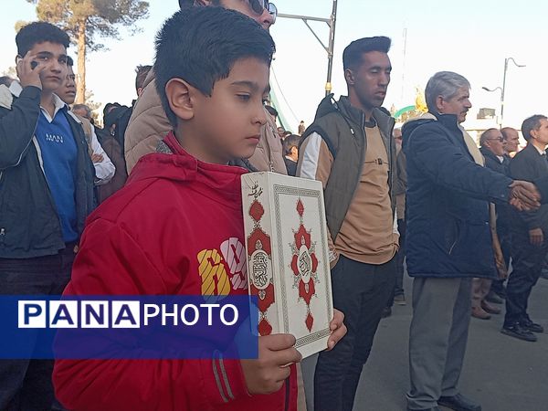 حضور پرشور کودکان در راهپیمایی میثاق با ولایت و محکوم نمودن اغتشاشات گروه های تروریستی در کاشمر