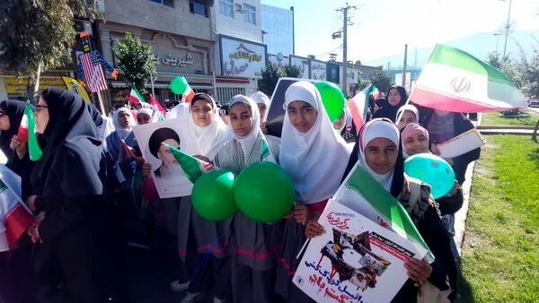 دانش آموزان دبستان بی بی کیا در راهپیمایی ۱۳ آبان