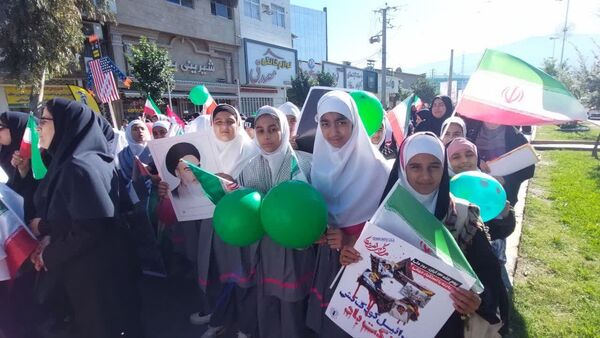 دانش آموزان دبستان بی بی کیا در راهپیمایی ۱۳ آبان