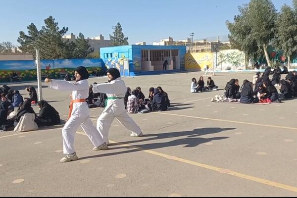 برگزاری صبحانه سالم به‌مناسبت هفته تربیت بدنی در دبیرستان الغدیر شهر قیامدشت ناحیه یک ری