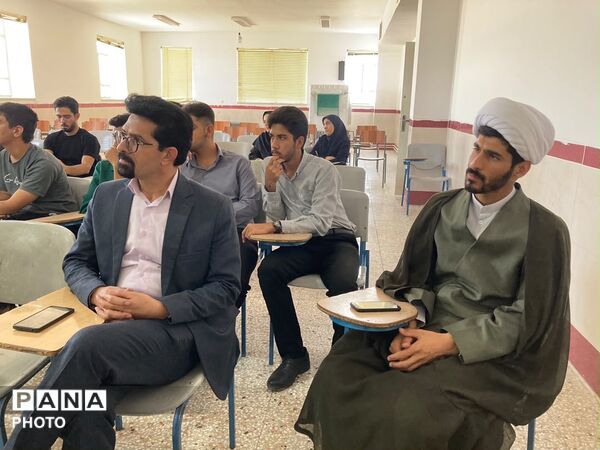 همایش تخصصی انتخاب رشته کنکور سراسری در دبیرستان انقلاب اسلامی شهرستان خاتم  