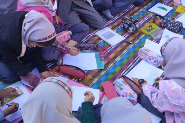 برگزاری نقاشی همگانی در مدارس ناحیه 4 شیراز به‌مناسبت دهه فجر 