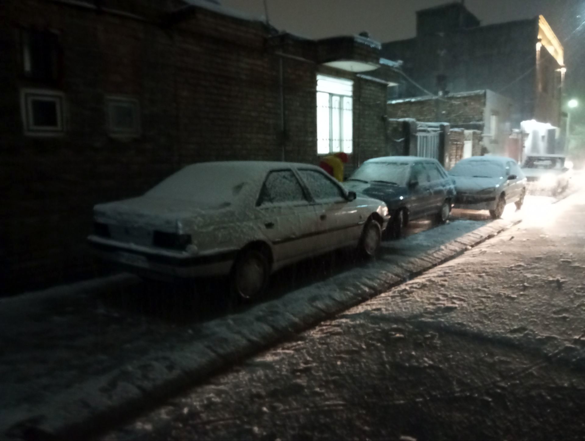 گذری بر دقایق اول بارش برف پاییزی در نیشابور 