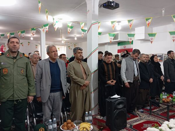نواختن زنگ انقلاب در مدرسه قادر خانزاده شهرستان بانه