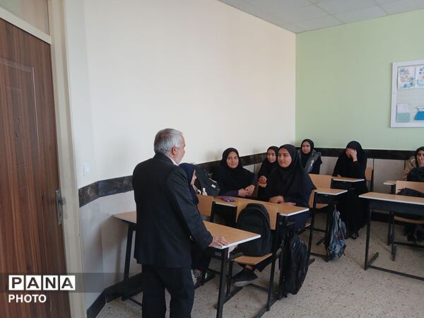 نشست دانش آموزان دبیرستان مادر مهربان خلیل آباد با مشاور اجرایی مدیر آموزش و پرورش