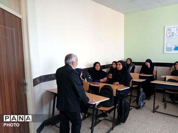 نشست دانش آموزان دبیرستان مادر مهربان خلیل آباد با مشاور اجرایی مدیر آموزش و پرورش
