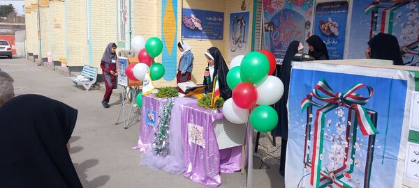 زنگ جشن نیکوکاری با شعار «عیدی برای همه» در دبستان دخترانه شاهد کوهدشت 