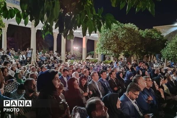 طنین عشق و شعر در آرامگاه حافظ