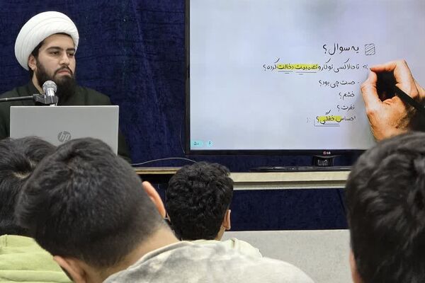 حضور دانش‌آموزان معتکف ناحیه دو شهرری در جلسات بصیرتی