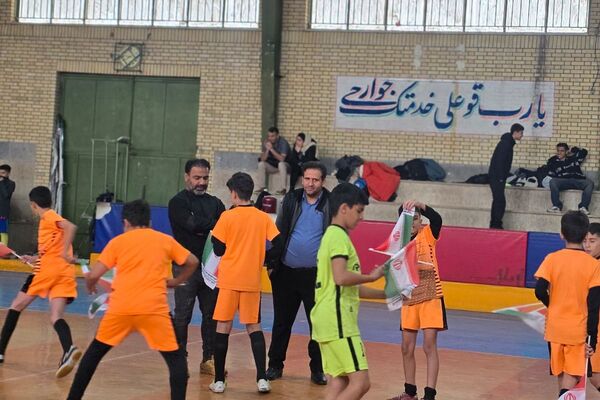 رقابت دانش‌آموزان رباط‌کریم در مسابقات بین مدرسه‌ای فوتسال