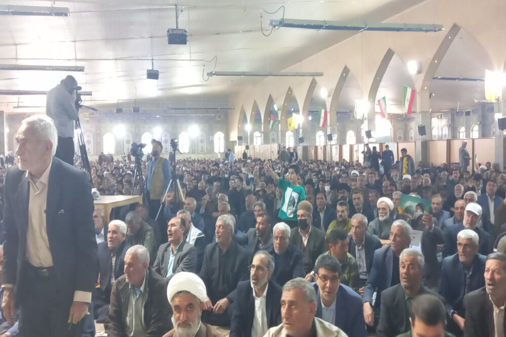 اقامه آخرین نماز جمعه ماه مبارک رمضان با حضور چشمگیر مردم یاسوج