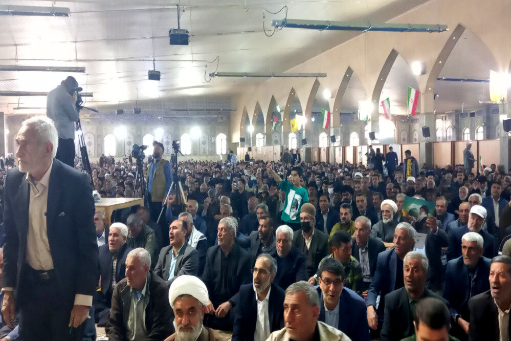 اقامه آخرین نماز جمعه ماه مبارک رمضان با حضور چشمگیر مردم یاسوج