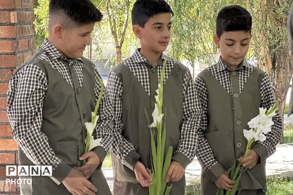 آیین «روایت ایستادگی» و گلباران مزار شهدای گمنام در شهر ارجمند 
