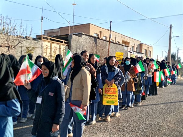 حضور دانش‌آموزان بخش سراب میمه در راهپیمایی۲۲بهمن 