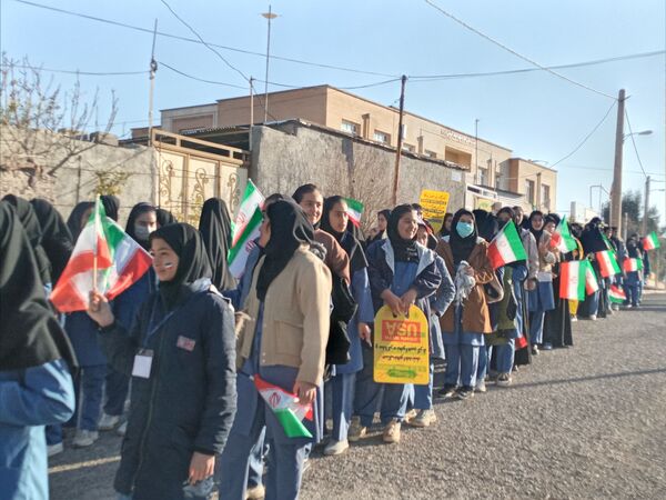 حضور دانش‌آموزان بخش سراب میمه در راهپیمایی۲۲بهمن 