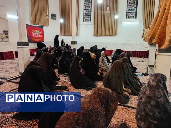 نماز جماعت در مراسم شب بیعت با امام زمان (عج) در خلیل آباد