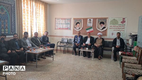 آیین سپاس معلم در مدرسه تمام تشکیلاتی سمیه منطقه مهربان 