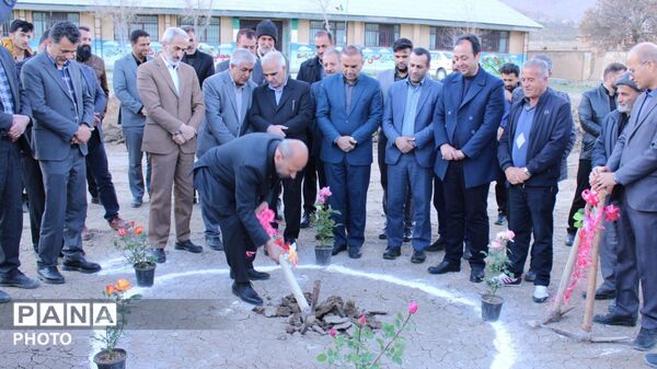 آیین کلنگ زنی مدرسه چهار کلاسه روستای تشنیز 