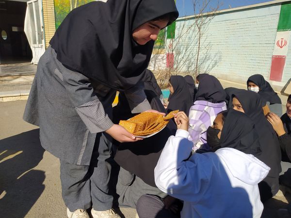 برپایی ایستگاه صلواتی در دبیرستان دخترانه امید 