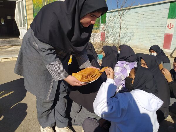 برپایی ایستگاه صلواتی در دبیرستان دخترانه امید 