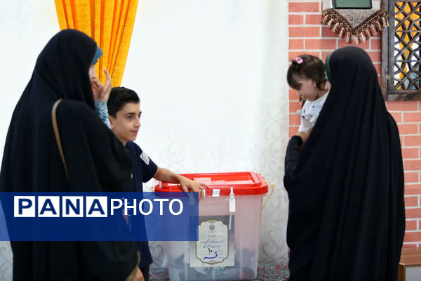 حضور کودکان به همراه والدین در شعبه‌های اخذ رأی