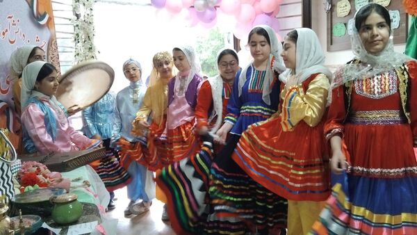 برگزاری جشنواره ایران شناسی در دبستان دخترانه شهدای ایران تایر
