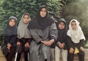 ملاقات معلم با دانش‌آموزان خود بعد از ۳۲ سال