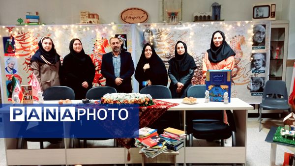 نشست ادبی دانش‌آموزان در کافه کتاب آموزشگاه هیات امنایی فرزانگان