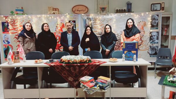 نشست ادبی دانش‌آموزان در کافه کتاب آموزشگاه هیات امنایی فرزانگان