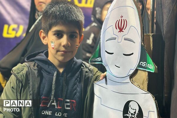 حضور فرهنگیان و دانش آموزان دبستان شهید قلنبر ناحیه دو شهرری در تجمعات شبانه