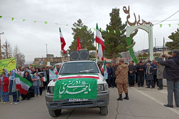 دانش‌آموزان دالاهو در راهپیمایی ۲۲ بهمن غوغا کردند