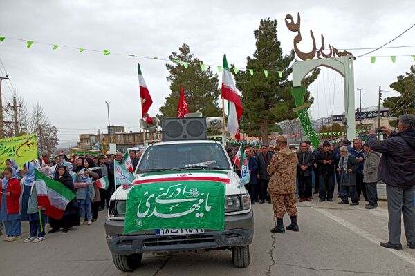 دانش‌آموزان دالاهو در راهپیمایی ۲۲ بهمن غوغا کردند