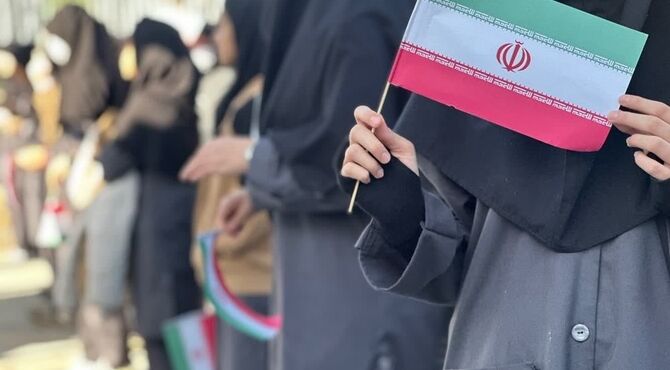 نواختن زنگ انقلاب در دبیرستان هیأت‌امنایی طه