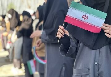 نواختن زنگ انقلاب در دبیرستان هیأت‌امنایی طه