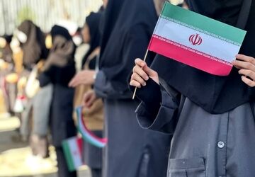 نواختن زنگ انقلاب در دبیرستان هیأت‌امنایی طه