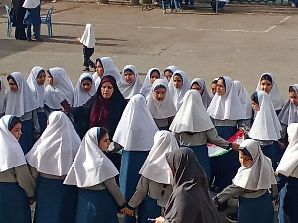 استقبال مدرسه حجاب از ۲۲بهمن 