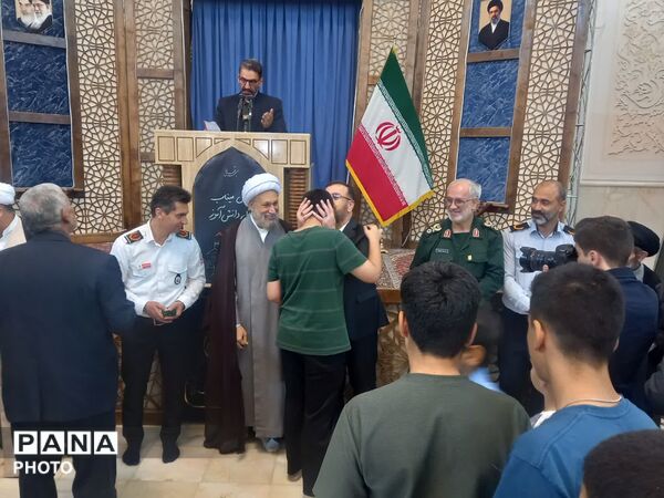 حضور دانش‌آموزان ناحیه یک شیراز در نخستین نماز جمعه سال تحصیلی