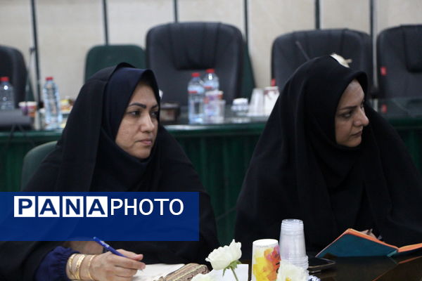 نشست صمیمانه دبیران منتخب زبان و ادبیات فارسی