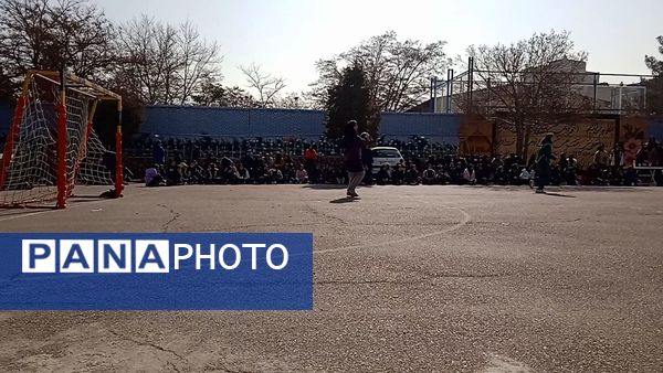 مسابقه هندبال به‌مناسبت دهه فجر در دبیرستان صدیقه 2 