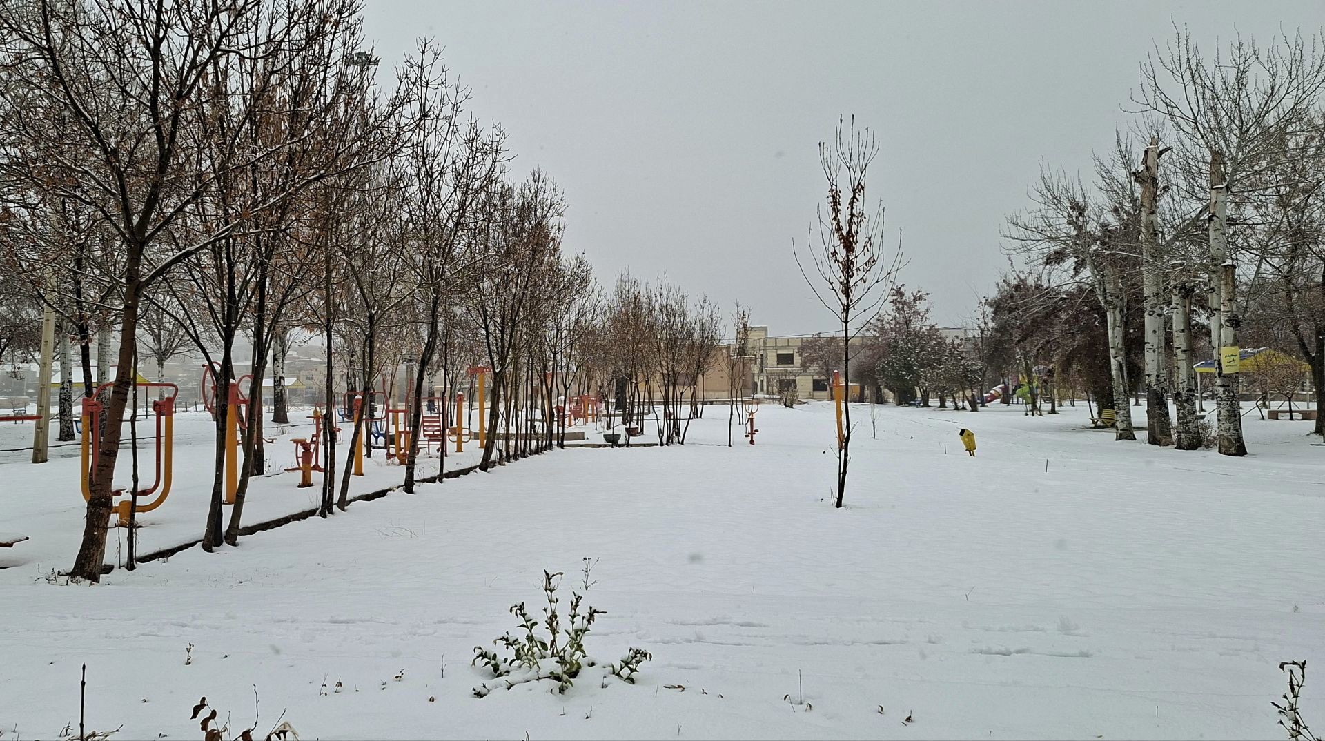 تردد در تمامی محورهای کوهستانی رضوانشهر فقط با زنجیر چرخ امکان‌پذیر است