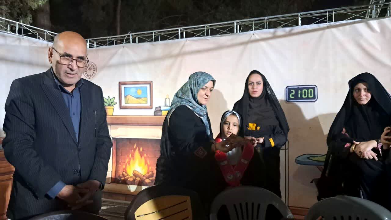 بازدید مدیرکل آموزش و پرورش یزد از غرفه‌های «فرهنگ‌سازی مصرف انرژی» 