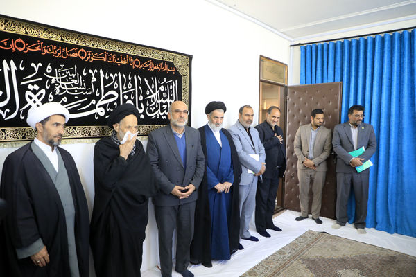 اهدای هدایای مقام معظم رهبری به دانش‌آموزان بیرجندی 