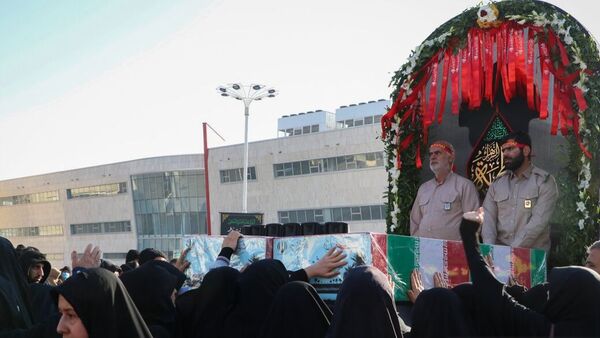 بدرقه پیکر مطهر ۱۳ شهید گمنام در اجتماع عظیم فاطمیون مشهد
