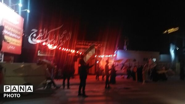 موکب و اجتماع مردمی روبه روی  مدرسه نمونه فاطمه زهرا (ع) در شصت و هفتمین شب از اجتماعات مردمی نیشابور 