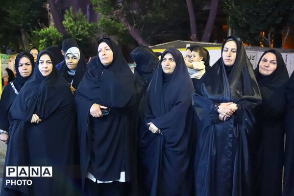 سوگواره شبانه دانش آموزان تبریز در تجمعات مردمی برای رهبر شهید