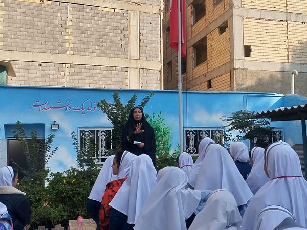 حضور مامور نیروی انتظامی در مدرسه و گفتگوی صمیمی با دانش آموزان و آگاهی بخشی درمورد مسائل امنیتی 