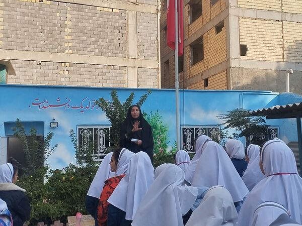 حضور مامور نیروی انتظامی در مدرسه و گفتگوی صمیمی با دانش آموزان و آگاهی بخشی درمورد مسائل امنیتی 