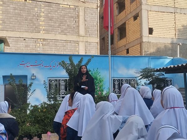 حضور مامور نیروی انتظامی در مدرسه و گفتگوی صمیمی با دانش آموزان و آگاهی بخشی درمورد مسائل امنیتی 